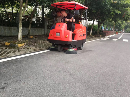 電動掃地機(jī)發(fā)生底盤漏油的原因及解決方法