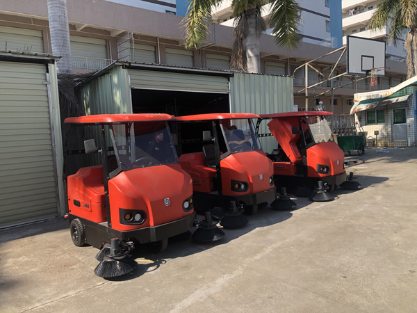 工廠電動(dòng)掃地車怎樣選擇？?jī)r(jià)格是多少