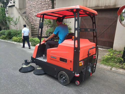 駕駛式自動掃地機使用方便