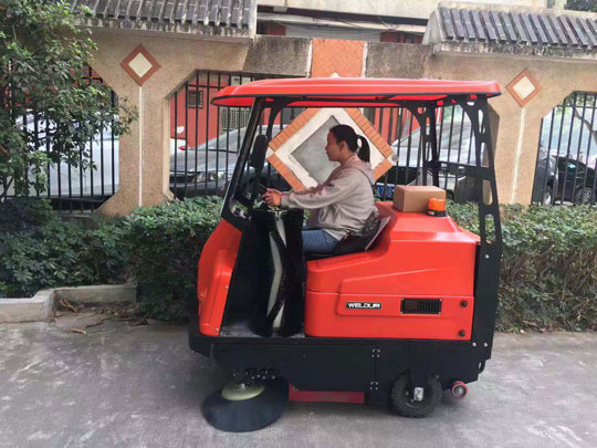 駕駛式掃地機(jī)操作簡(jiǎn)單嗎,有哪些注意事項(xiàng)
