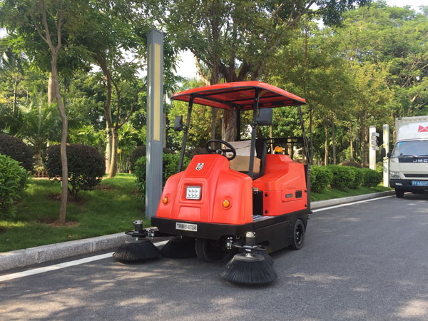 電動(dòng)掃地車與人工清掃相比有哪些優(yōu)勢