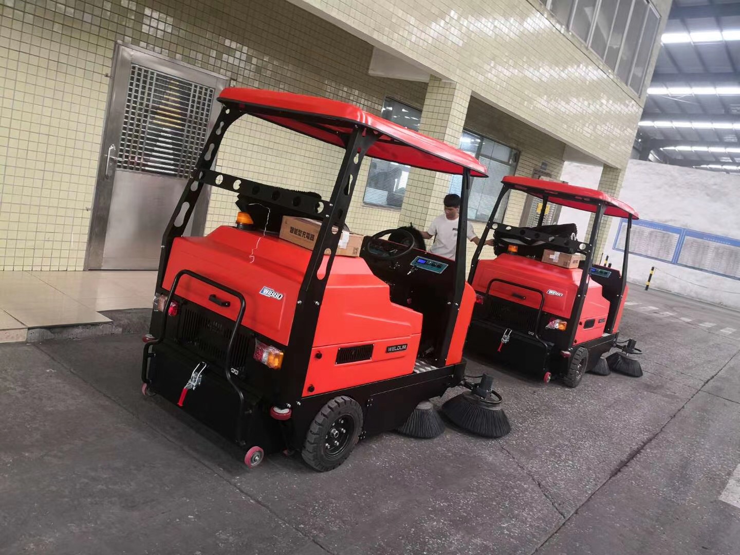 駕駛式電動掃地機(jī)怎么開