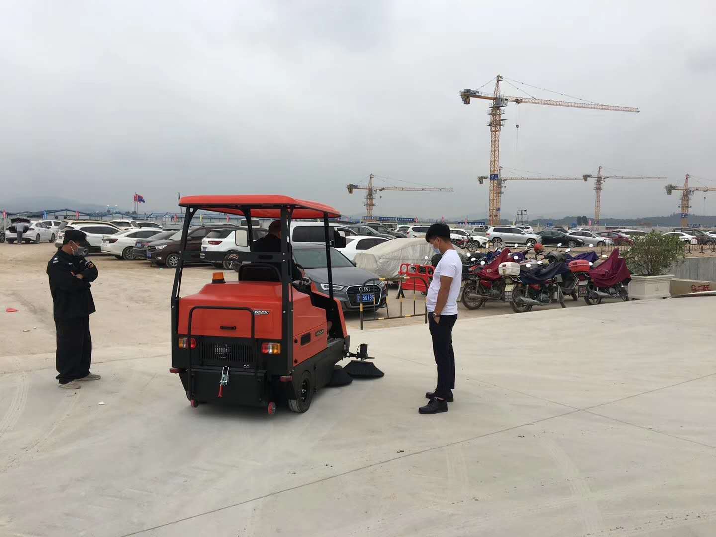 電動(dòng)掃地車(chē)