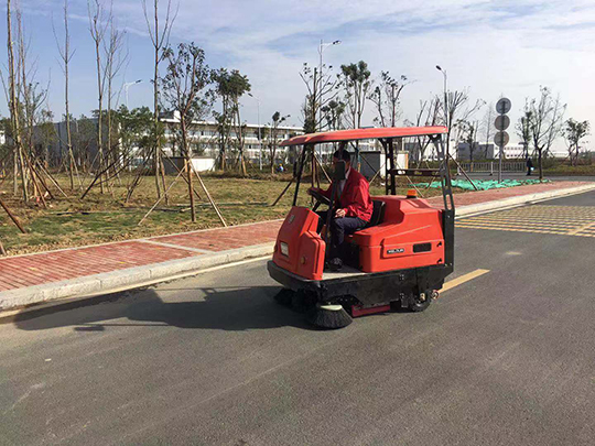物業(yè)掃地車怎么使用