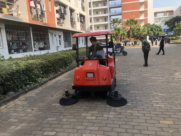 物業(yè)購(gòu)買掃地車時(shí)需要哪幾個(gè)方面去考慮