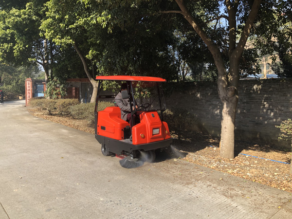 全封閉電動掃地車清掃效率怎么樣？操作方不方便