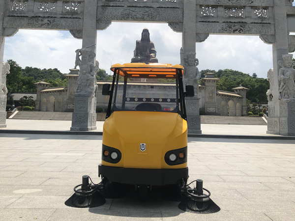 為什么越來越來多的企業(yè)物業(yè)選擇掃地車？原因有哪些