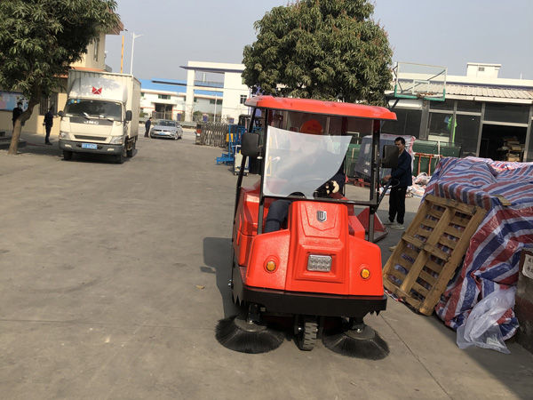 電動(dòng)掃地車為什么備受各行各業(yè)歡迎