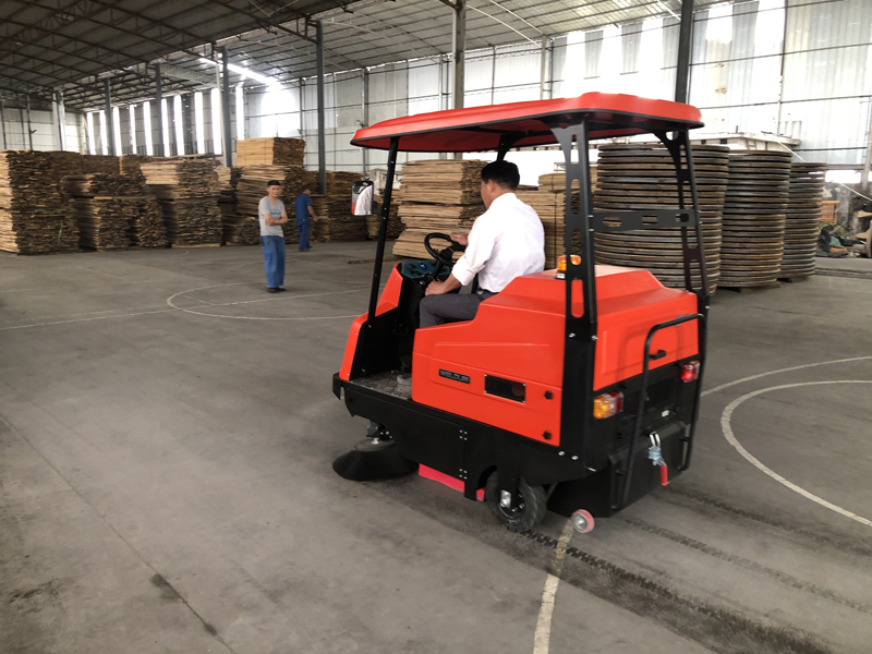 環(huán)衛(wèi)小型掃地車多少錢一輛？