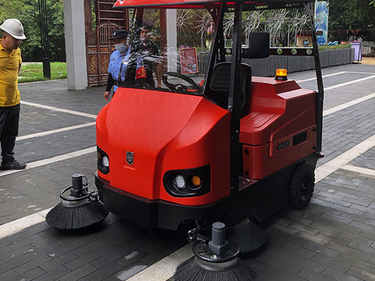 如何選擇駕駛掃地機(jī)廠家？值得購(gòu)買嗎